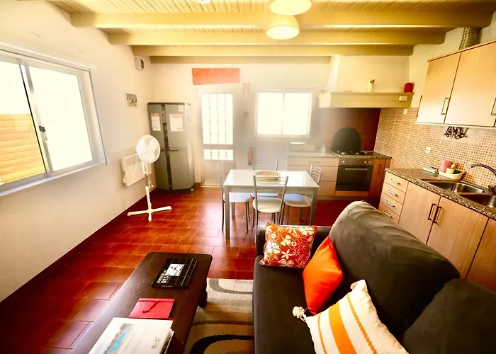 펜션 Laranjeira - House With Private Garden And Pool *